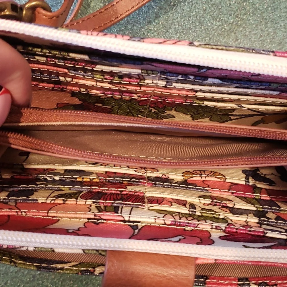 Sakroots EUC 4.5x8 crossbody floral - Picture 5 of 5